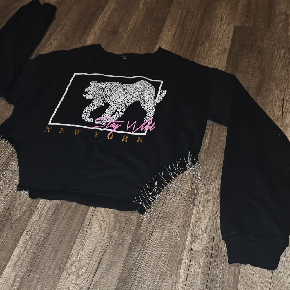 Stylish Black Sweater with Leopard Graphic - Picture 6 of 6